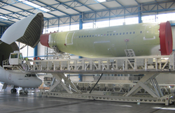 … dans une unité de levage pour le chargement de segments d’avions qui facilement pèsent plus de 22 t, sont plus de 15 mètres de long et à peine 6 mètres de large, dans le plus grand avion cargo du monde: l’Airbus Beluga.