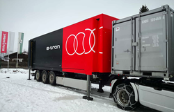 Mittels Abstützzylindern von Neumeister Hydraulik wird der Promotion-Container für die Präsentation des „Audi Riello“ in Kitzbühel beim Hahnenkamm-Rennen standsicher platziert. © Bild: Göbel Fahrzeugbau