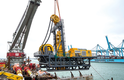 A dive drill rig with cylinders from Neumeister Hydraulik gets ready made for transport to its usage site. (c) BAUER Maschinen GmbH