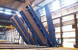 Hydraulik-Zylinder verschiedener Größen von Neumeister bewegen die Wendestationen in automatisierten Fertigungslinien - so z.B. zum Wenden der Plattenpläne (bei zweiseitigem Schweißen) im Schiffbau oder in Fertigungslinien für Brückenpaneele in der Bauindustrie.